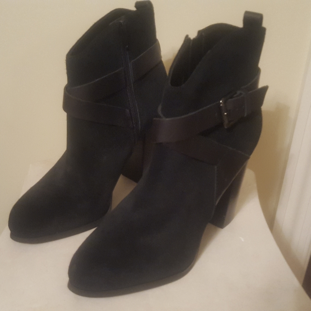 🍁🍂FALL MUST HAVE🍂🍁Guess Strappy Suede Booties. Sz. 10M